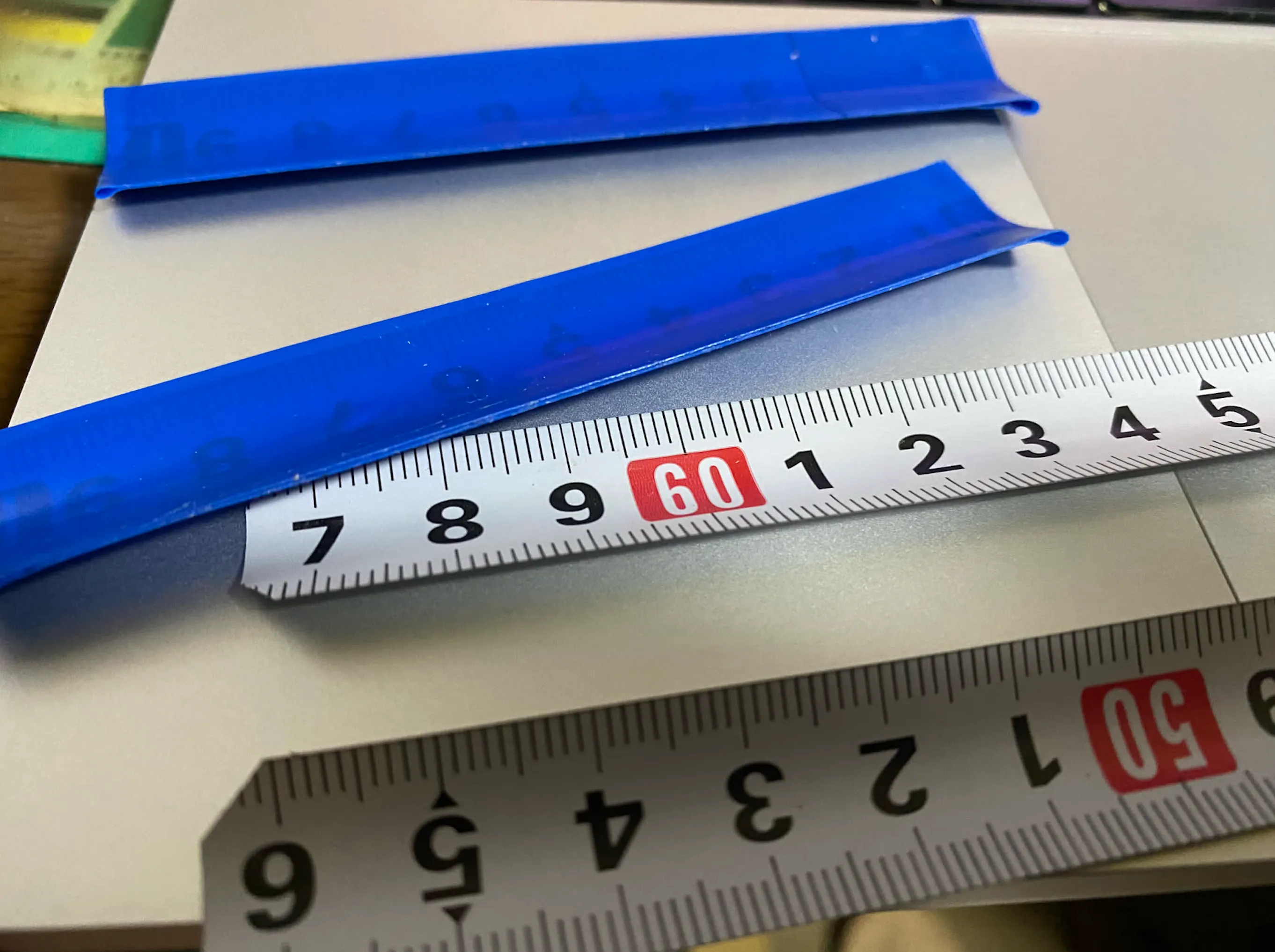 メジャーの角をカットするときは、ゴミ箱の中で行うこと。鋭利な断片が飛んでいきます。